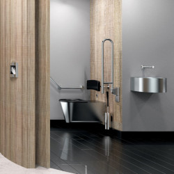 Wall-hung 700 S WC pan for disabled people